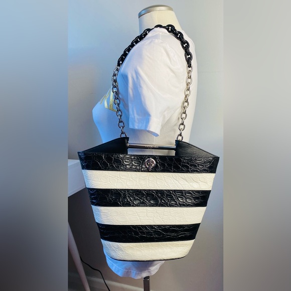 BALENCIAGA NEW BLACK/WHITE STRIPED EXOTIC SKIN LEATHER MAXI BUCKET TOTE BAG AUTH - Picture 6 of 17